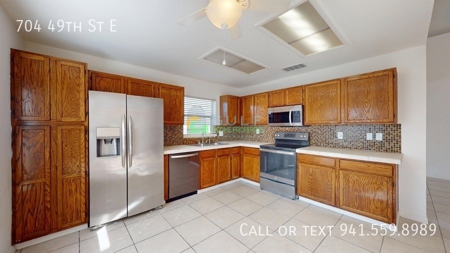 704 49th St E property image