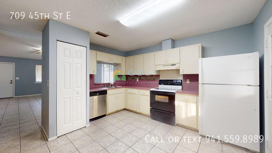 709 45th St E property image